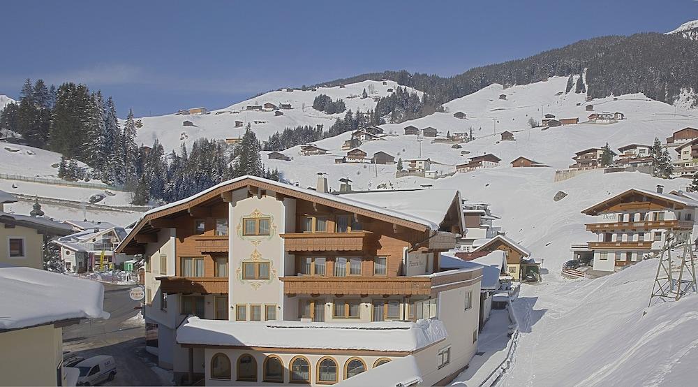 Aparthotel Dorfplatzl Garni Tux Exterior photo